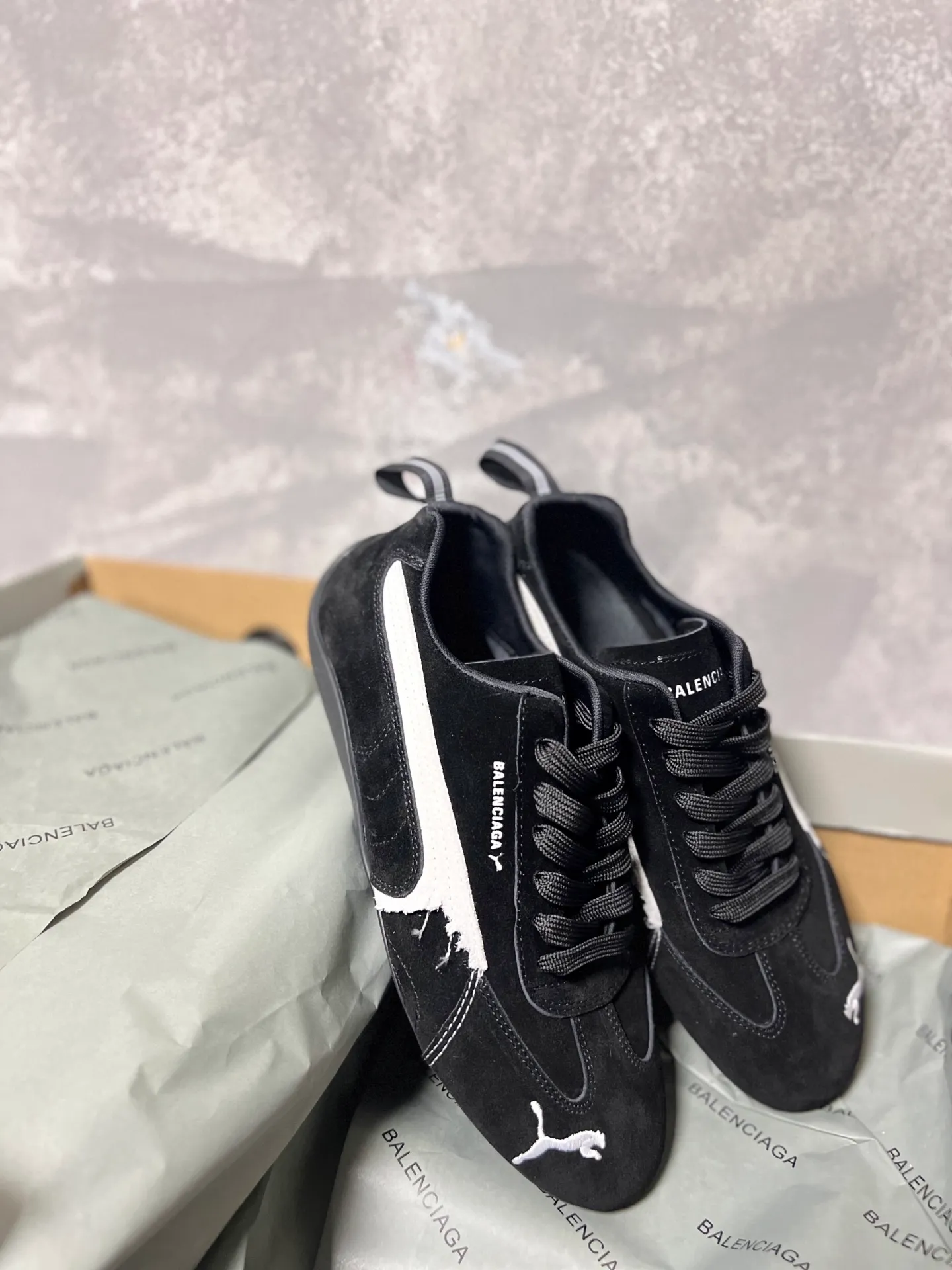 👟👟Ex-factory price 480👟👟 PUMA co-branded Balenciaga: Who knows! This pair of distressed and war-damaged Speedcats are so good-looking. The thin-soled sneakers have been upgraded to 2.0, which destroys the aesthetics of the street. More than half of the classic PUMA stripes on the side of the shoes have been "violently torn". The distressed treatment has a sense of ruined art, and it becomes the focus of the street in seconds! Hot stamping double logo + gold foil size mark on the heel, the details give a high-end feel Code number: 35-44 (45 customized)